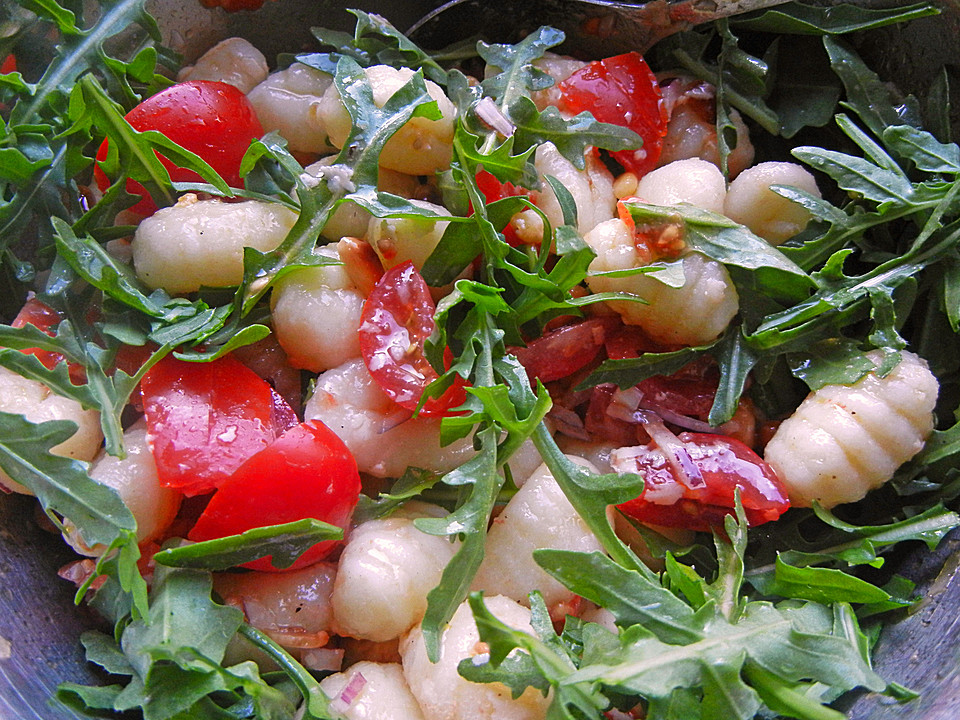 Gnocchi-Salat mit Pinienkernen und getrockneten Tomaten von kaffeetussi ...