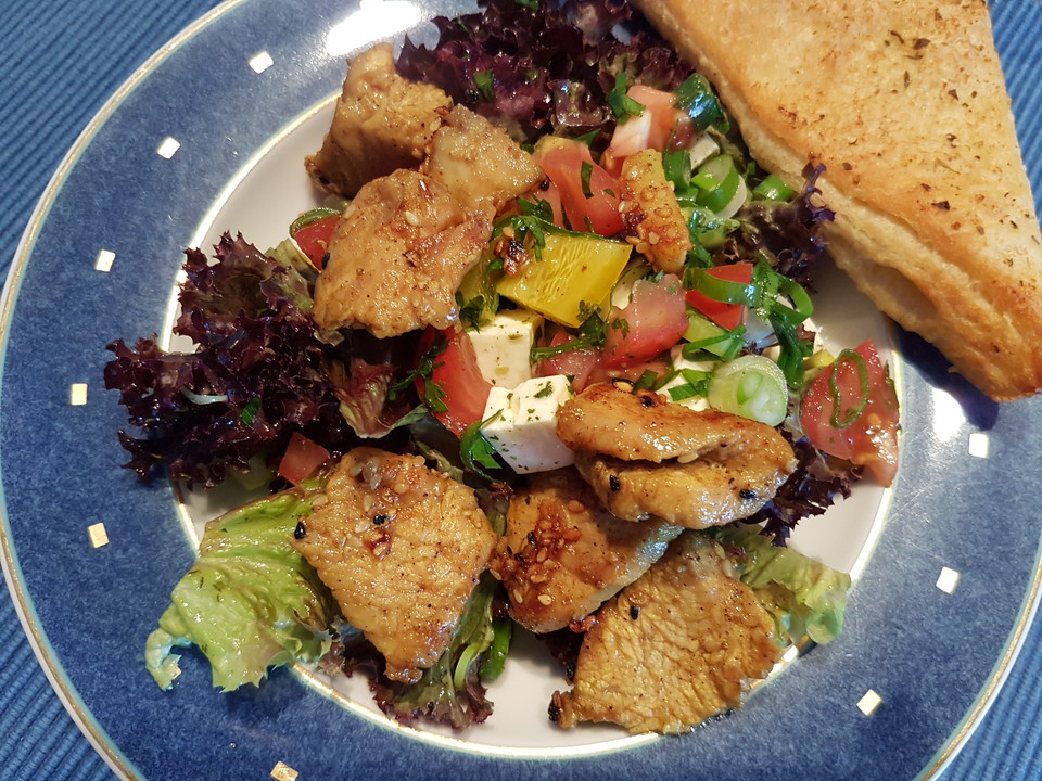 Salat mit Putenstreifen und Kräuterbutterbaguette von MelFit | Chefkoch.de