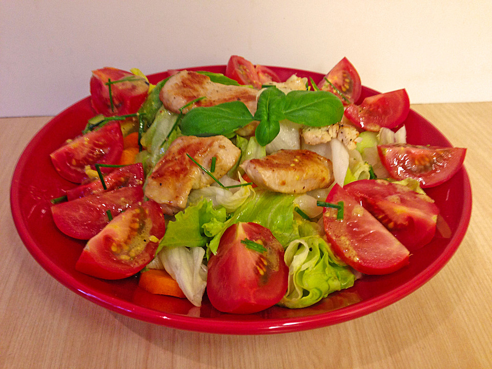Salat mit Putenstreifen und Kräuterbutterbaguette von MelFit | Chefkoch.de