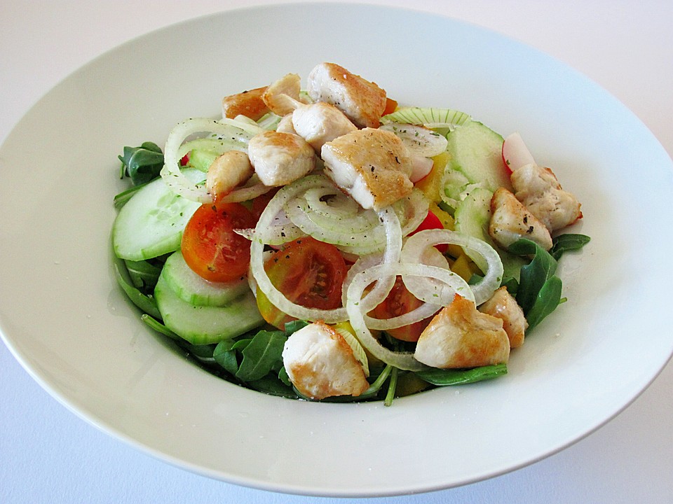 Salat mit Putenstreifen und Kräuterbutterbaguette von MelFit | Chefkoch.de