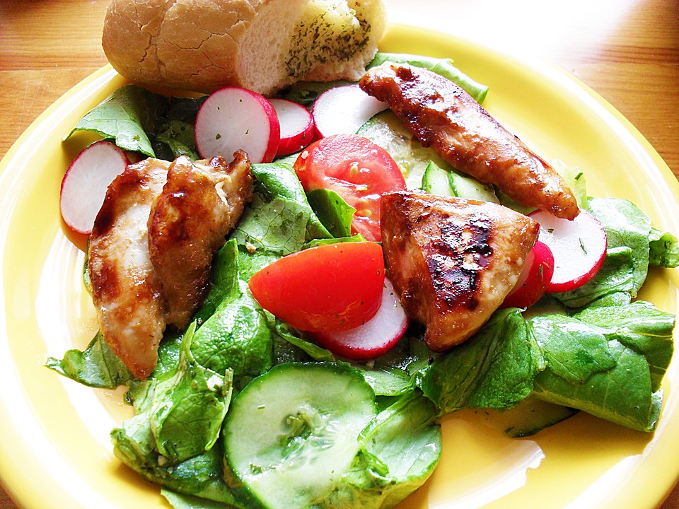 Salat mit Putenstreifen und Kräuterbutterbaguette von MelFit | Chefkoch.de