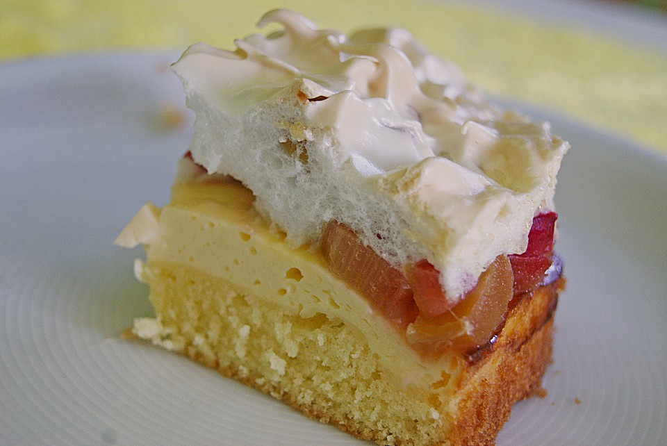 Feiner Rhabarberkuchen mit zarter Quark - Baiser Haube von ...