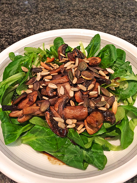 Feldsalat mit Champignons und Pinienkernen von nala1983 | Chefkoch.de