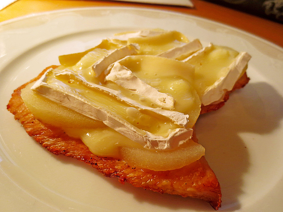 Überbackene Hähnchenschnitzel mit Birne, Preiselbeeren und Camembert ...