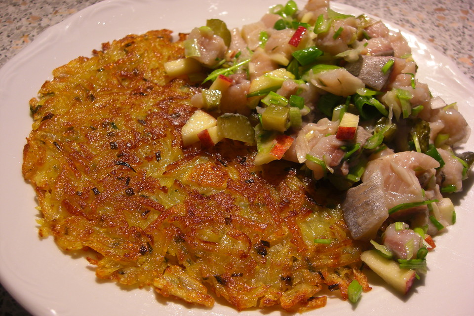 Matjes - Salat auf Kartoffelpuffer von plumbum | Chefkoch.de