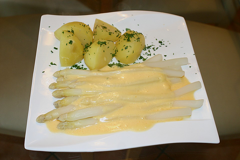 Spargel mit Sauce Hollandaise, neuen Kartoffeln und Kalbfleisch von ...