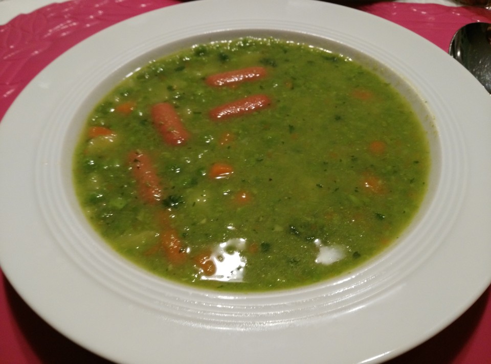 Schnelle Erbsensuppe aus Tiefkühlerbsen und frischen Möhren von ...
