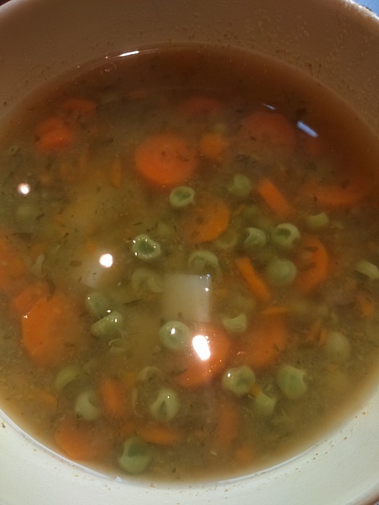 Schnelle Erbsensuppe aus Tiefkühlerbsen und frischen Möhren von ...