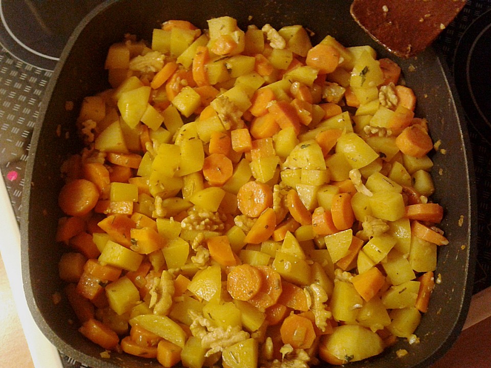 Herbstliche Möhren - Kartoffelpfanne mit Gorgonzola und Walnüssen von ...