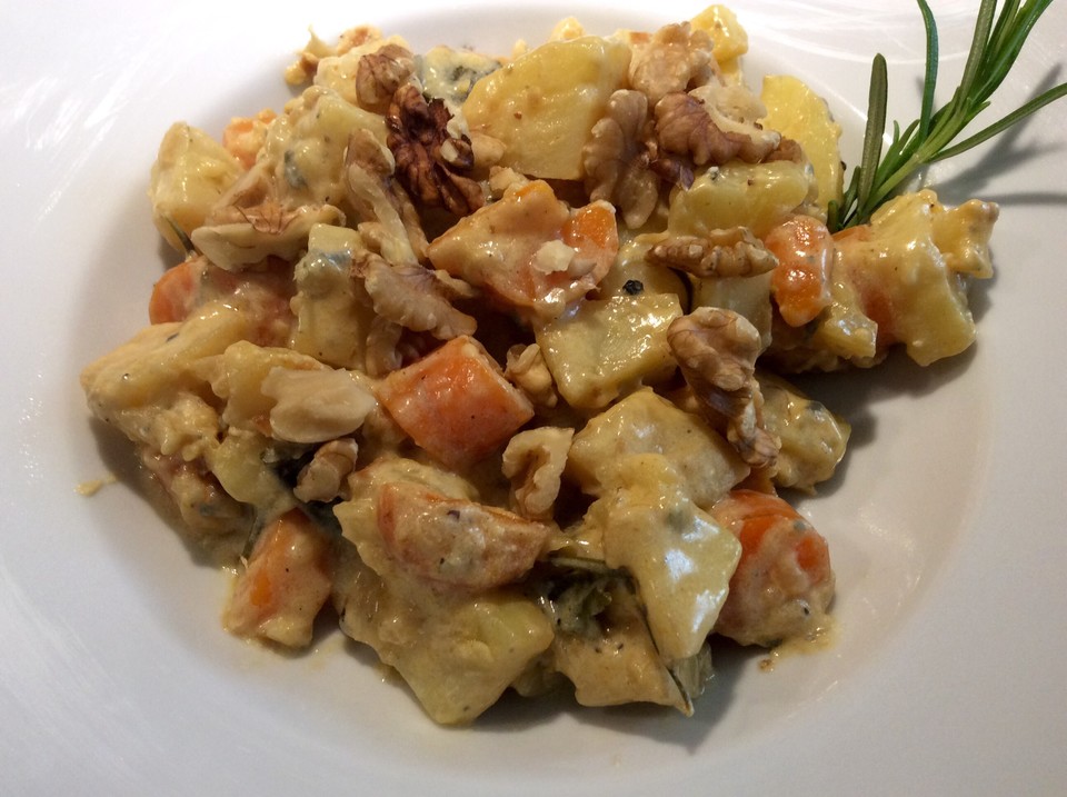Herbstliche Möhren - Kartoffelpfanne mit Gorgonzola und Walnüssen von ...