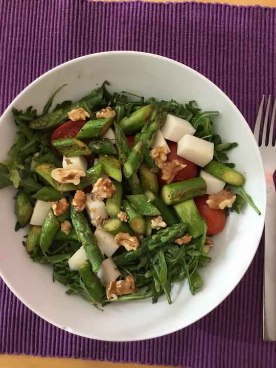 Salat mit gebratenem Spargel, Ziegenkäse, Rauke und Tomaten von monikap ...