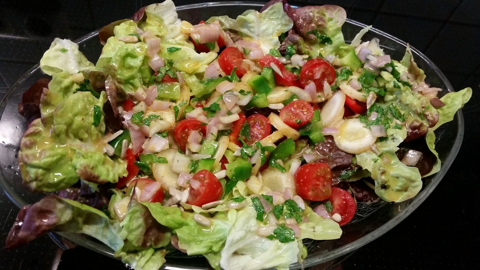 Gemischter Salat mit Pinienkernen und Honig - Senf - Dressing von ...