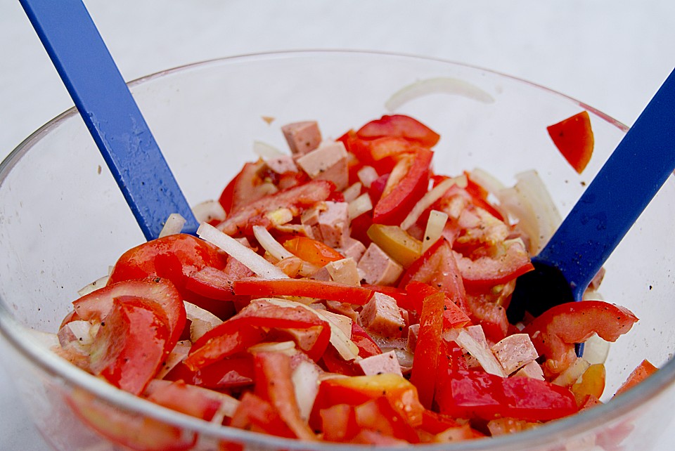 Paprikasalat mit Tomaten, Zwiebeln und Fleischwurst von Bernd | Chefkoch.de