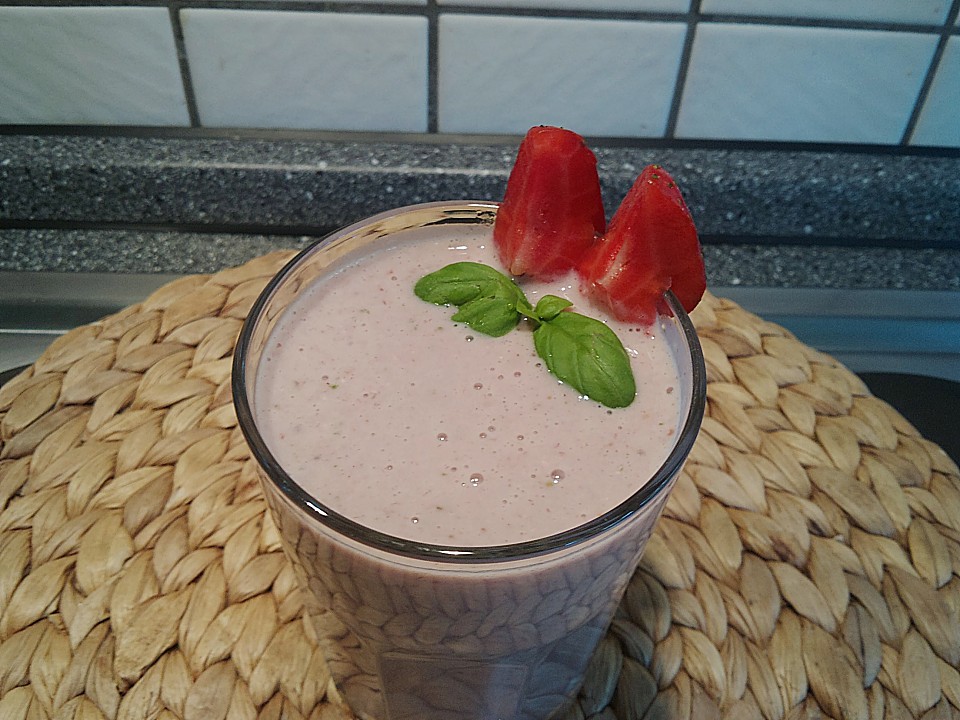 Erdbeer - Joghurt - Bananen - Shake mit Basilikum von skmeyer | Chefkoch.de