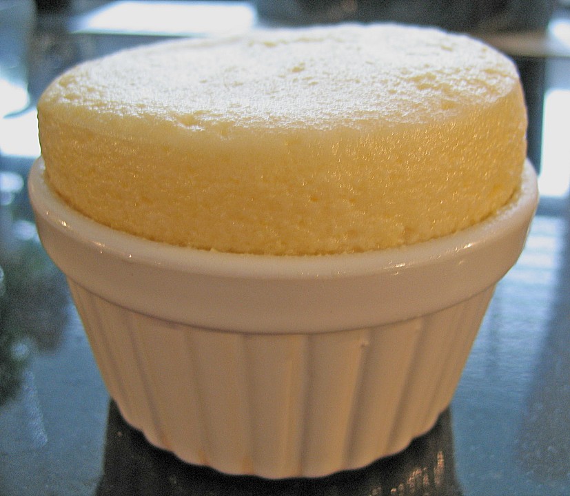 Quarksoufflé auf Erdbeerspiegel (Rezept mit Bild