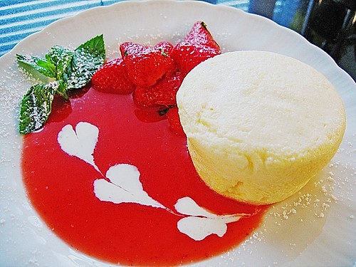 Quarksoufflé auf Erdbeerspiegel (Rezept mit Bild