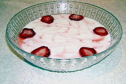 Buttermilch - Dessert mit Erdbeeren