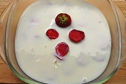Buttermilch - Dessert mit Erdbeeren 3