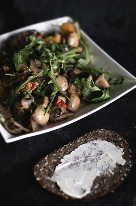 Schnelle Champignon - Tomaten - Rucola - Pfanne von VeggieJaNina ...