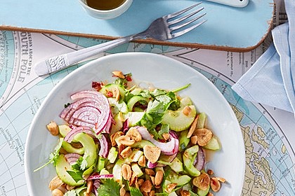 Thai Gurkensalat mit Erdnüssen und Chili