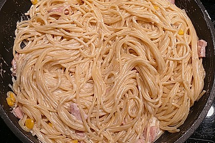 Grünkohl-Kartoffel-Curry mit saftigem Schinken und Sahne