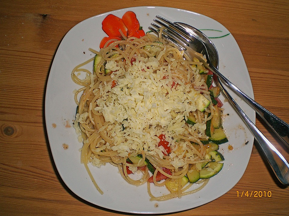 Mediterrane Spaghetti mit Zucchini, Tomaten und Feta - Käse von analog ...