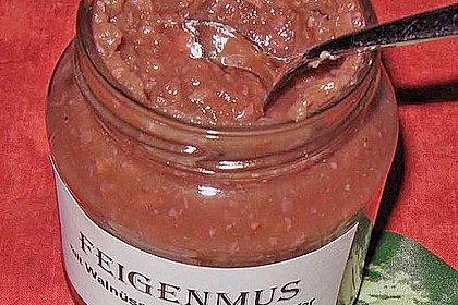 Feigenmus mit Walnüssen und rotem Pfeffer