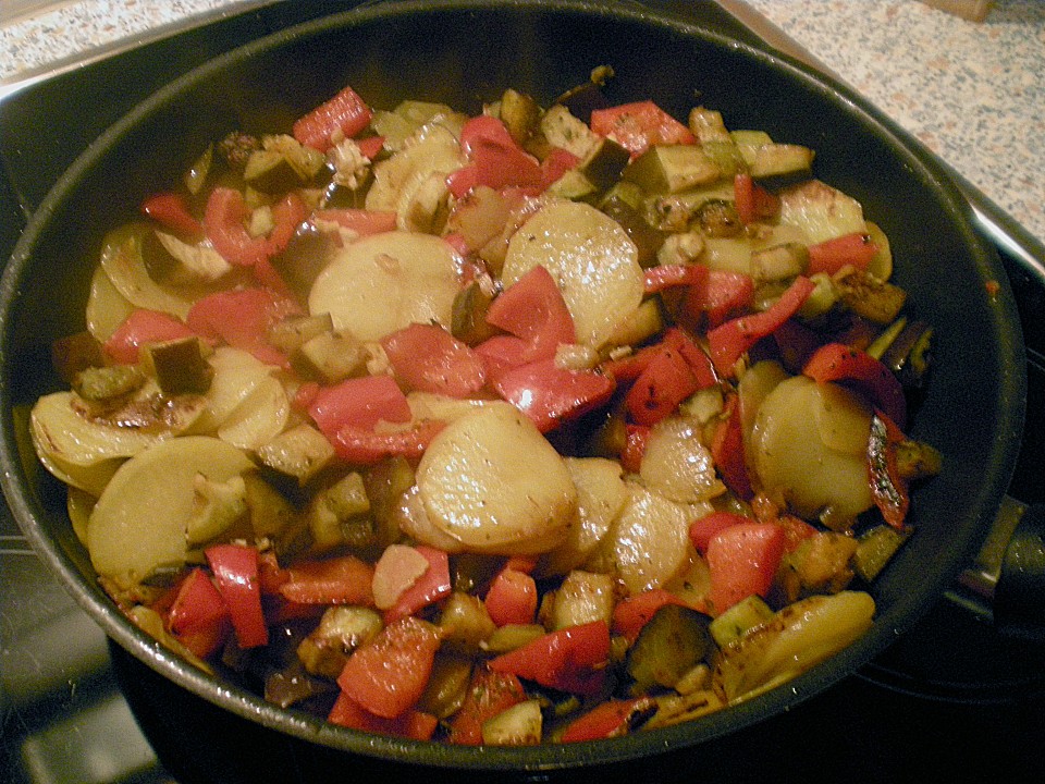 Kartoffel - Gemüse - Auflauf mit Hackfleisch und Feta von piccolomaxi ...
