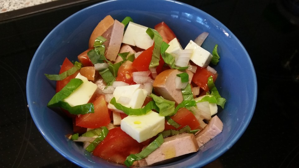 Tomaten - Wurst - Salat mit Schafkäse von kipo32 | Chefkoch.de