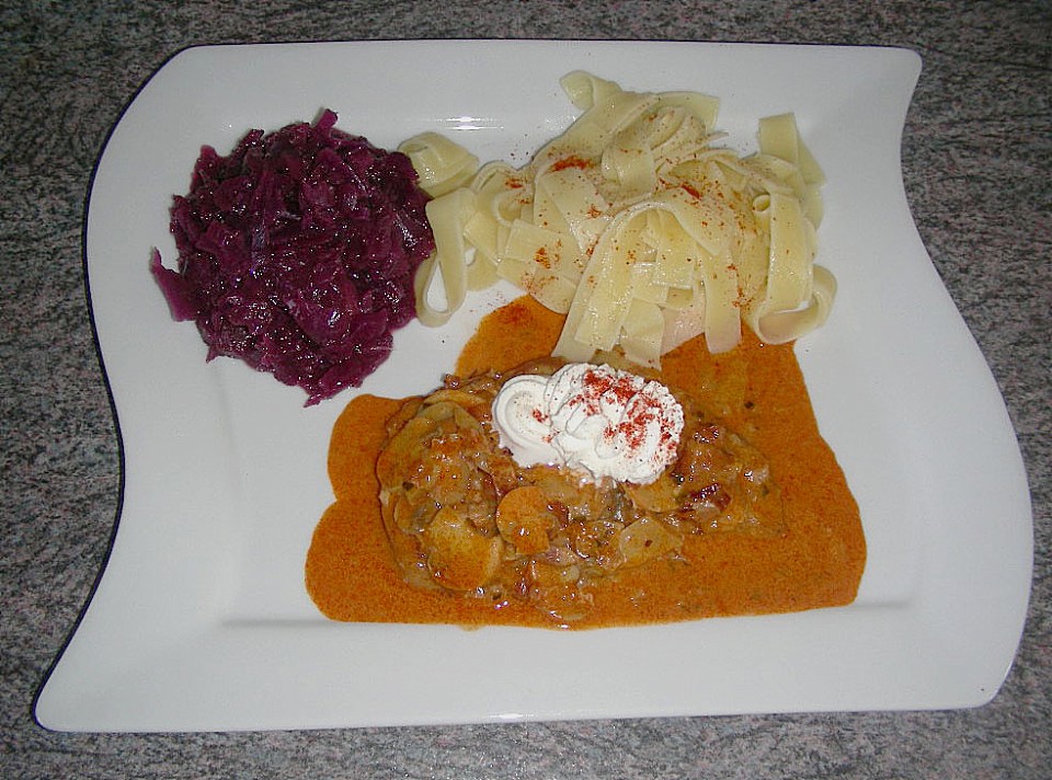 Schweineschnitzel an einer Champignon - Speck - Paprika - Sauce von ...