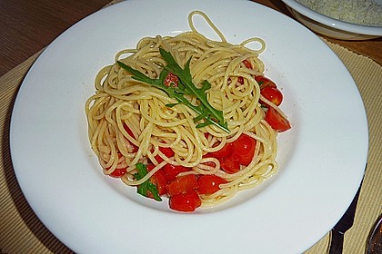 Penne mit Rucola und Tomaten