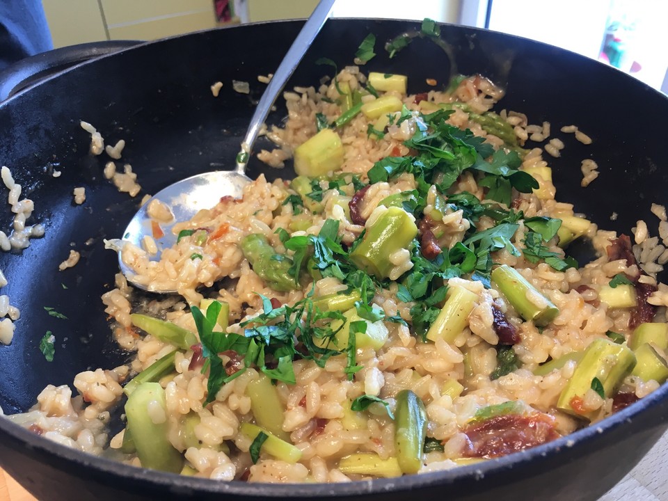 Spargelrisotto mit sonnengetrockneten Tomaten von Küchenprinzessin88 ...