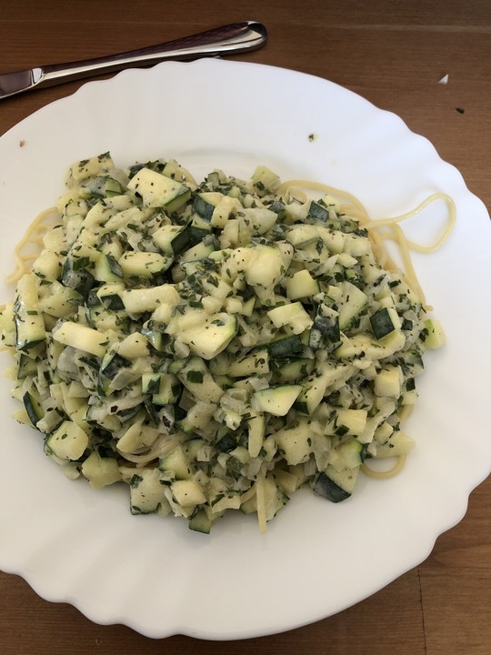 Nudeln mit Zucchini - Kräuter - Sauce von gabipan | Chefkoch.de