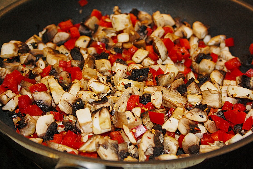 Pasta mit scharfer Paprika-Champignon-Hüttenkäse-Sauce von Kalte_Sophie ...