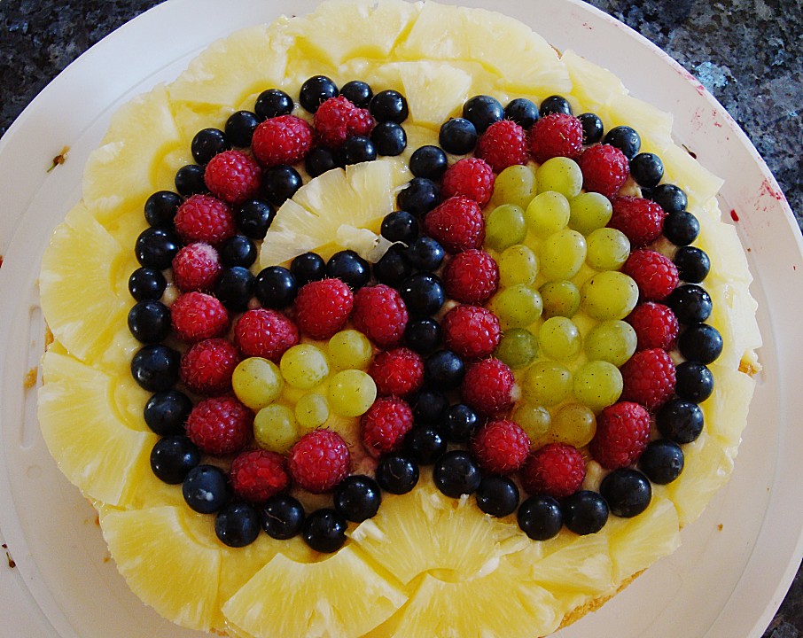 Obstkuchen mit gefülltem Biskuit und Pudding von tolemabe | Chefkoch.de