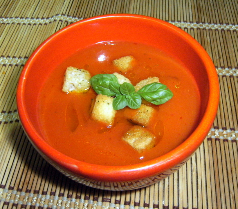 Gazpacho (kalte Gemüsesuppe) mit würzigen Croutons von JaLiSp | Chefkoch.de