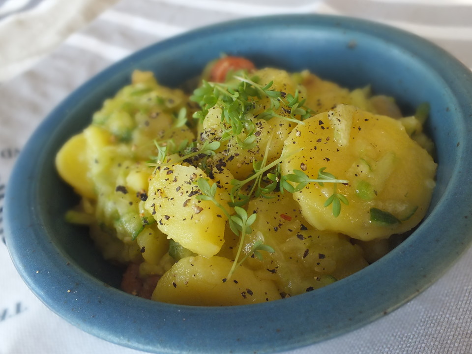Kartoffelsalat mit Dörrfleisch und Gurke von CherAndi | Chefkoch.de