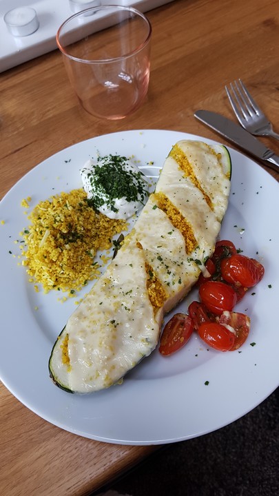 Mit Couscous gefüllte und überbackene Zucchini von chefkoch | Chefkoch.de