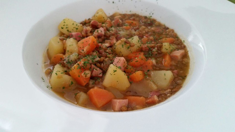 Herzhafter Linseneintopf mit Gemüse und Würstchen von chefkoch ...