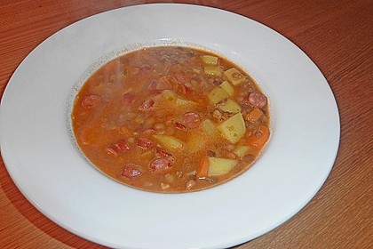 Herzhafter Linseneintopf mit Gemüse und Würstchen 33