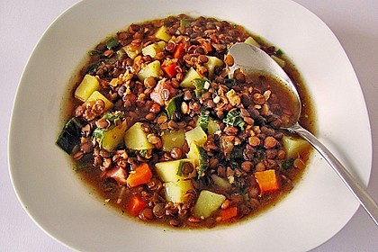 Herzhafter Linseneintopf mit Gemüse und Würstchen 2