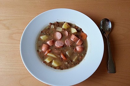 Herzhafter Linseneintopf mit Gemüse und Würstchen 18