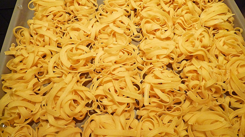 Bandnudeln, selbstgemacht, weiß und grün von Blume2506 | Chefkoch.de