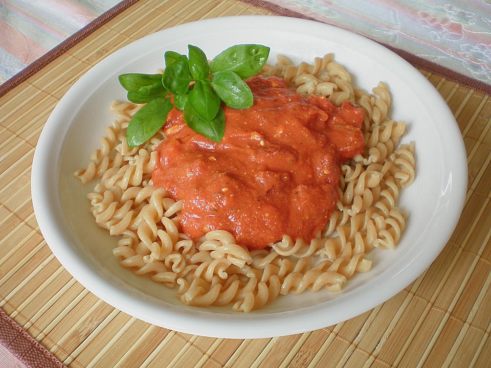 Mediterrane Tomatensauce mit eingelegten Tomaten, Feta und frischem ...