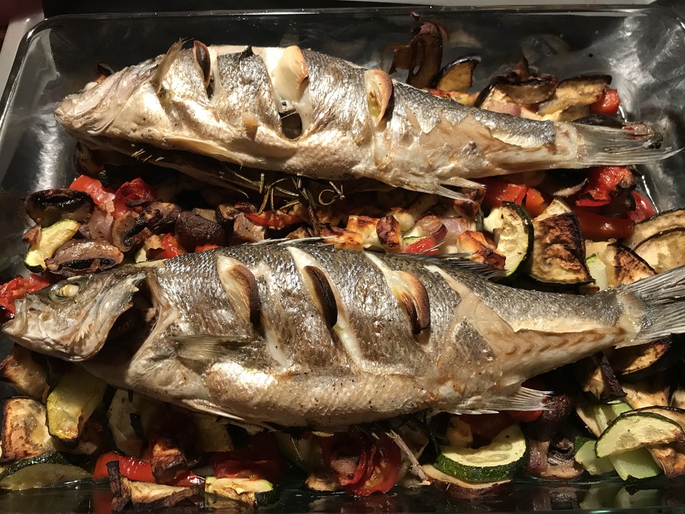 Wolfsbarsch (Loup de mer) vom Blech mit Gemüse von sabrini11 | Chefkoch.de