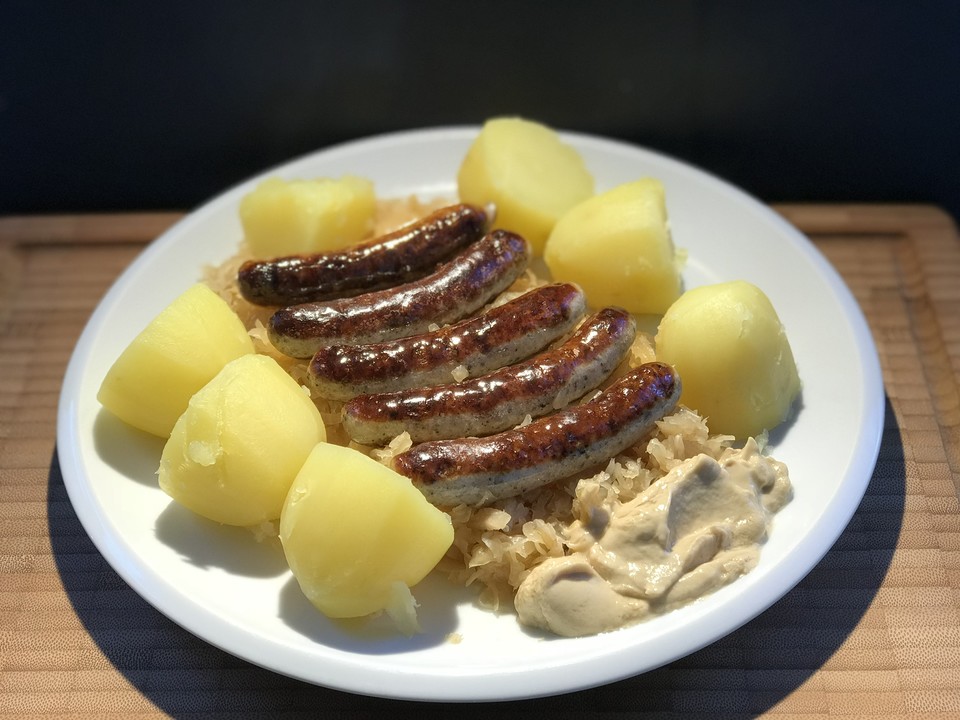 Silkes Bratwurst mit Sauerkraut und Kartoffeln von Fusselhase | Chefkoch.de