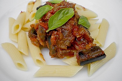 Penne mit Auberginen, Tomaten und Basilikum