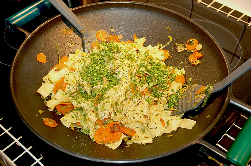 Möhrenpfanne mit Bandnudeln von NoraLee | Chefkoch.de