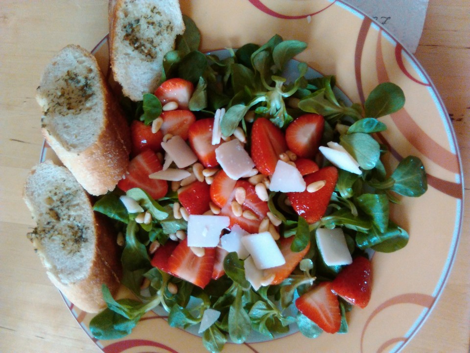 Feldsalat mit marinierten Erdbeeren von rothermine1 | Chefkoch.de