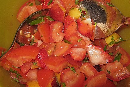 Sommerlicher Salat aus Tomaten, Nektarine und Erdbeeren 2